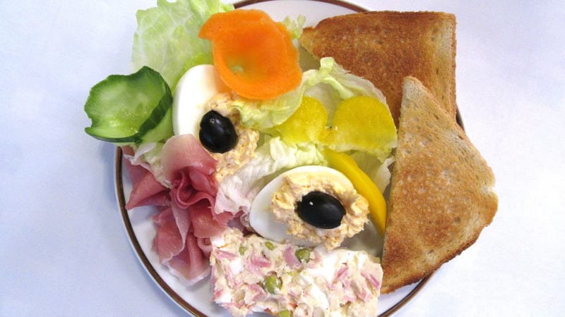 Prostřeno: Plněná vajíčka s prosciuttem, zeleninová obloha a opečený toustový chléb