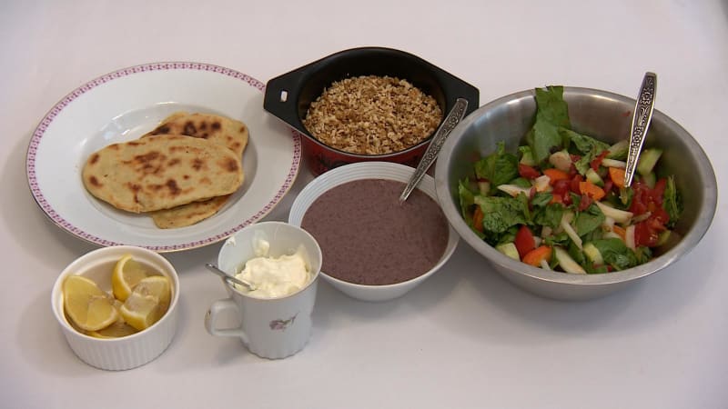Prostřeno: Domácí pšeničná placka se zeleninou, tofu a omáčkou