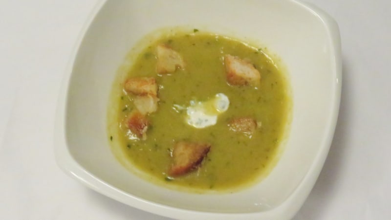 Prostřeno: Pórková polévka s řeřichou, krutony s parmezánem a chilli