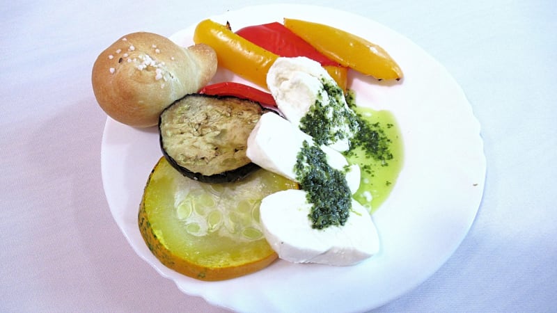 Prostřeno: Grilovaná zelenina s buvolí mozzarellou, domácí houstička