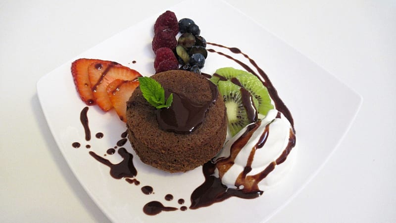 Prostřeno: Čokoládový dortík s čerstvým ovocem a šlehačkou