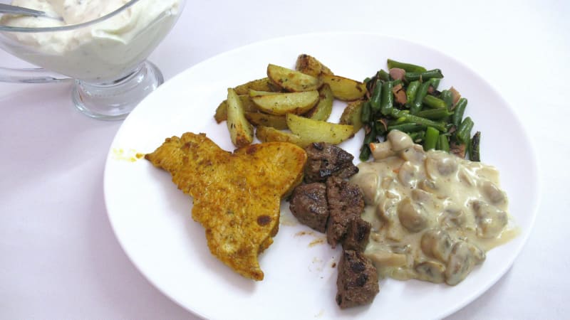 Prostřeno: Krůtí a srnčí steak, houbové ragú, fazolky na slanině a americký brambor 