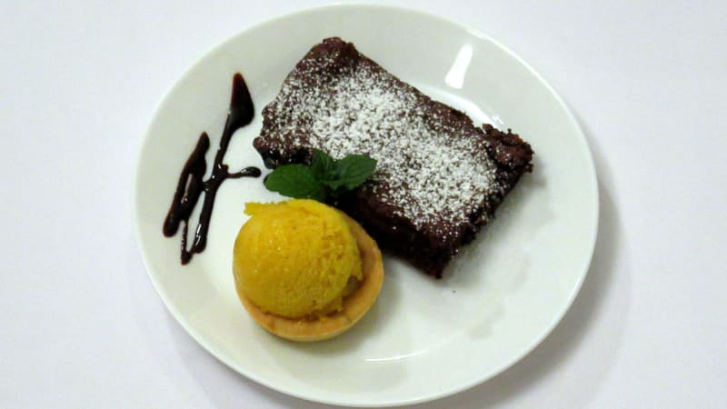 Prostřeno: Čokoládové brownies s mangovo-zázvorovým sorbetem