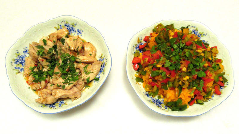 Prostřeno: Pikantně lepkavé kuře a šťouchané batáty se zeleninou