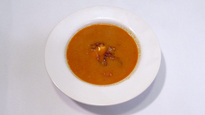 Prostřeno: Červená čočková polévka se slaninou