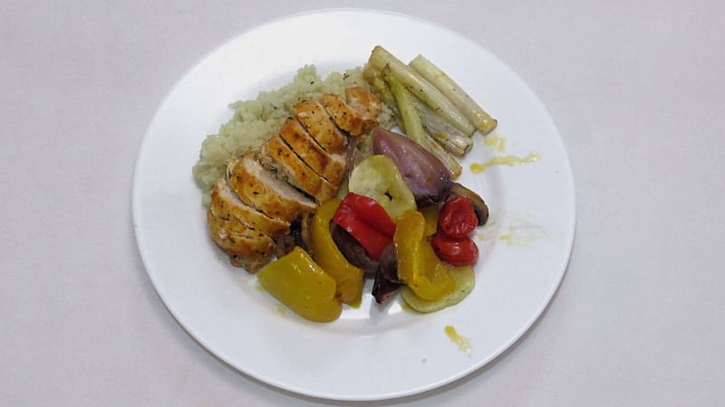 Prostřeno: Nejšťavnatější kuřecí prsíčko s květákovou rýží a zeleninou