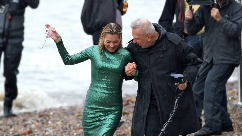 GALERIE: Nalitá Kate Moss se se šampaňským a cigárem koupala v Temži? Proč?