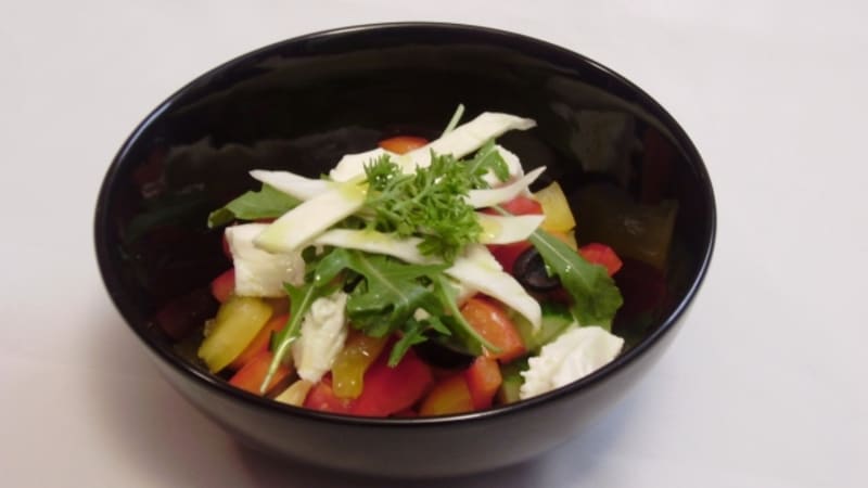 Prostřeno: Zeleninový salát s černými olivami