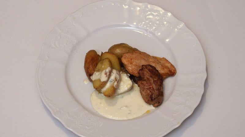 Prostřeno: Kuřecí a vepřové medailonky s omáčkou z modrého sýra, americký brambor