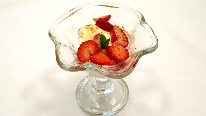Prostřeno: Jahody na pepři s vanilkovou zmrzlinou