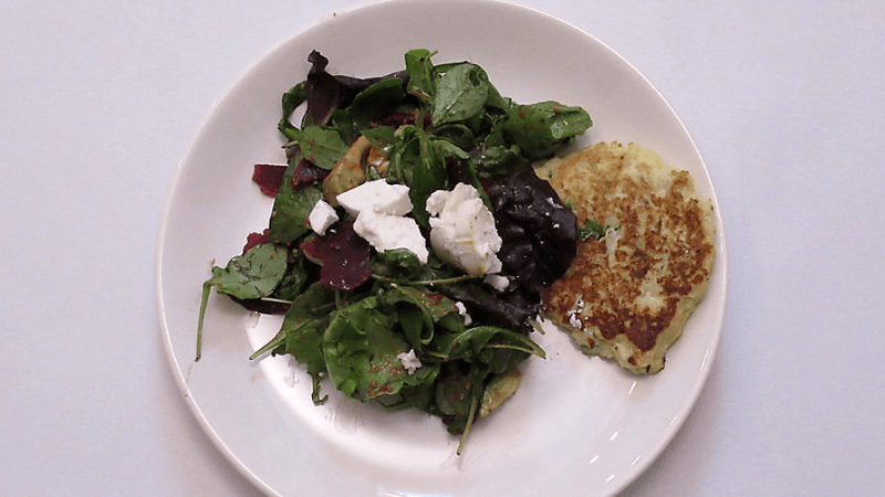 Prostřeno: Listový salát s avokádem a čerstvým sýrem