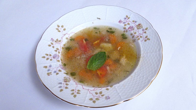 Prostřeno: Supa ot pile – kuřecí polévka po bulharsku