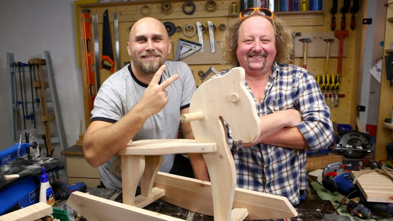 Pavel s Honzou vás naučí vyrobit dřevěného houpacího koníka