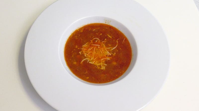 Prostřeno: Pikantní tomatová polévka s kuřecím masem a kukuřicí