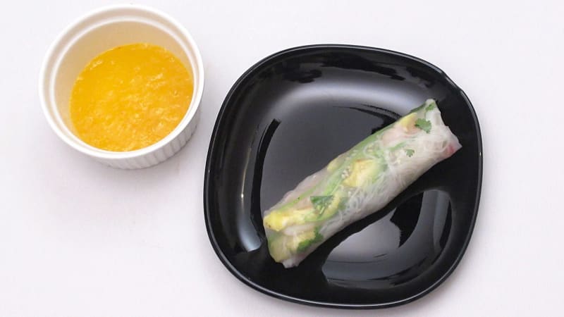 Prostřeno: Závitky s vaječnou omeletou a krevetami, mangový dip