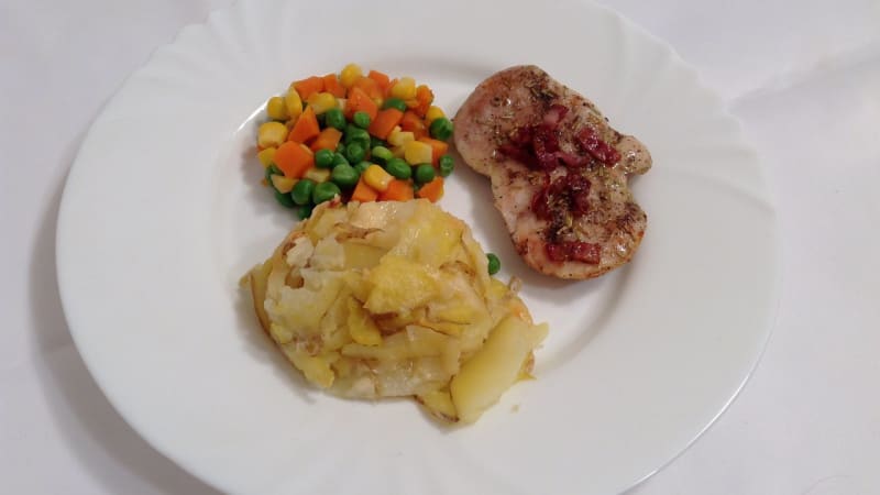 Prostřeno: Zlaté kuře se zeleninou a gratinovanými brambory