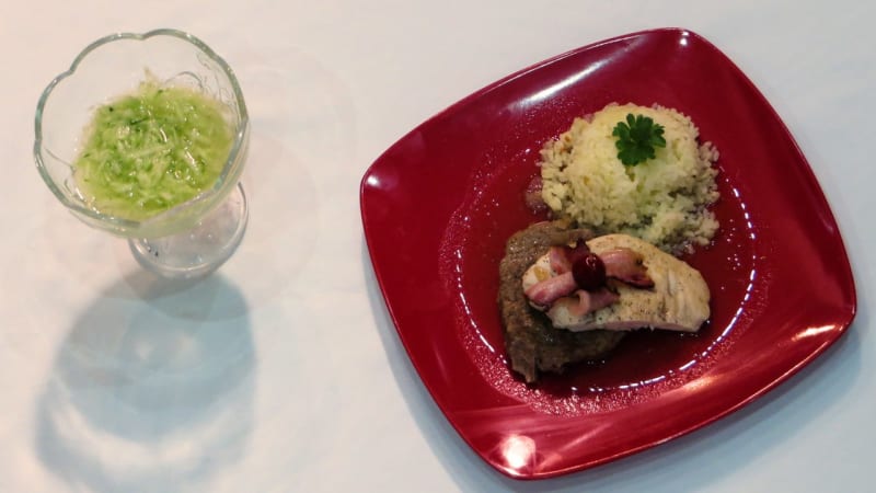 Prostřeno: Maso dvou barev po lopenicku s rýží a okurkovým salátem