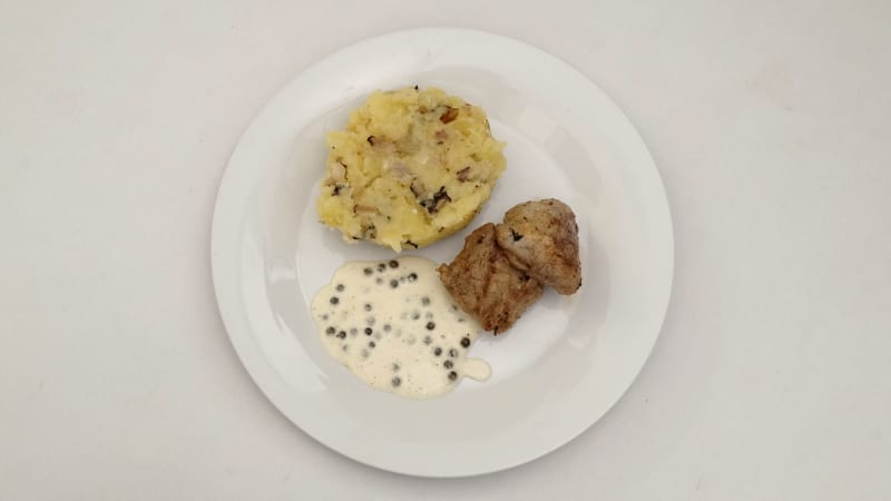Prostřeno: Vepřová panenka, šťouchané brambory se slaninou a cibulkou, pepřová omáčka