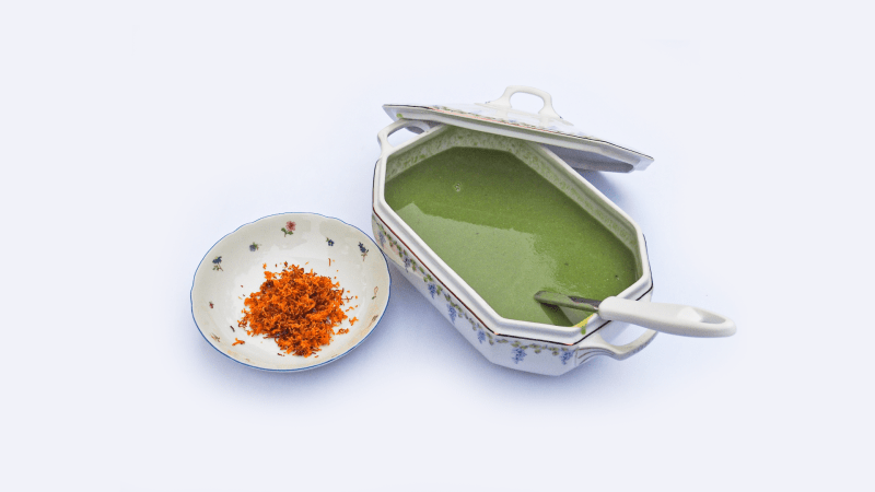 Prostřeno: Krémová hrášková polévka s mrkvovou trávou