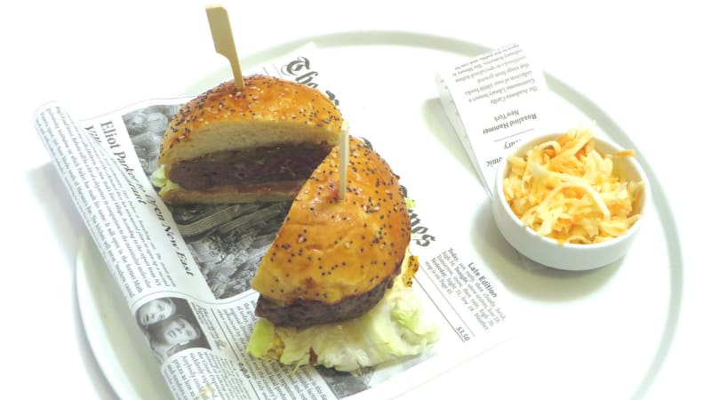 Prostřeno: Hovězí burger s cibulovým kompotem a salátem Coleslaw