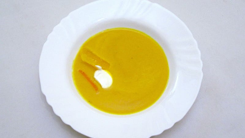 Prostřeno: Mrkvová polévka se zázvorem a pomerančem
