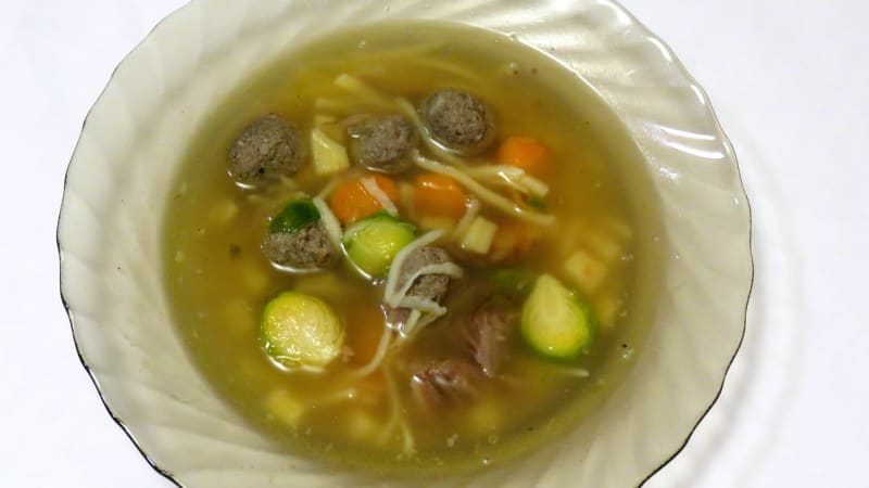 Prostřeno:  Hovězí polévka s játrovými knedlíčky a domácími nudlemi