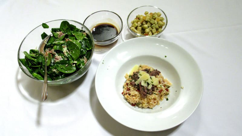 Prostřeno: Italské rizoto s kousky svíčkové s kapary a koriandrem, špenátový salát s pancettou