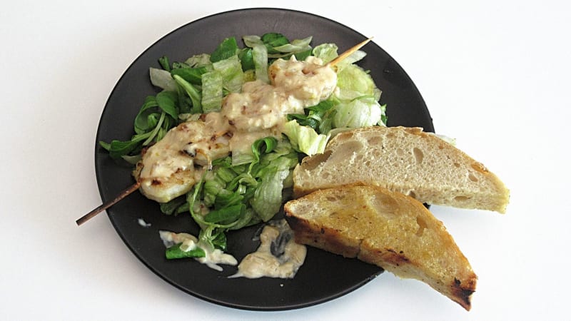 Prostřeno: Marinované grilované krevety na salátovém lůžku s domácí bagetkou