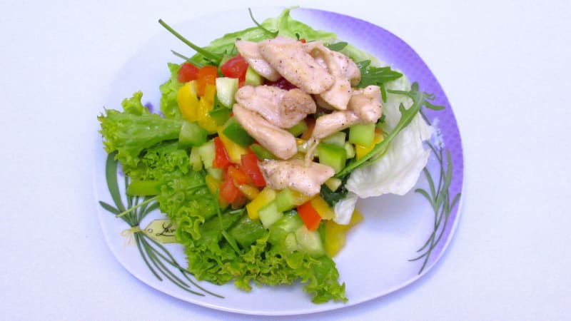 Prostřeno: Zeleninový salát s kuřecím masem