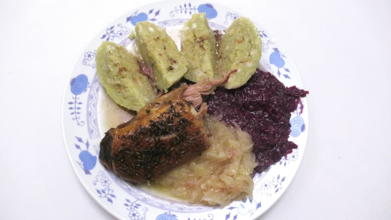 Prostřeno: Pečená kachna, drbák, kysané zelí