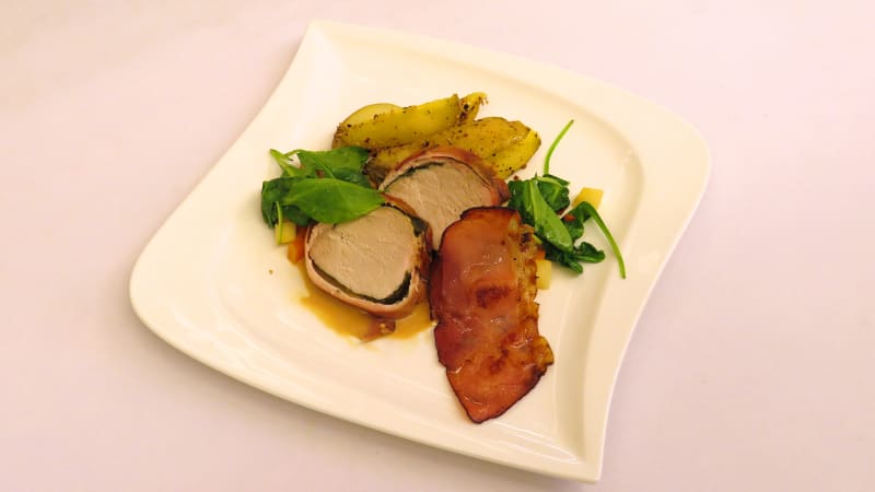 Prostřeno: Vepřová kotleta balená ve schwarzwaldské šunce s masovou fáší, podzimní ragú ze zeleniny, opečené brambory, smetanová omáčka, schwarzwaldský chips