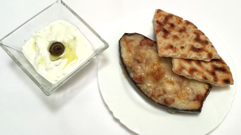Prostřeno: Papoutsaki s tzatziki a chlebem pita