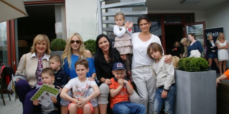 Hvězdné matky: Štěpánka Duchková , Martina Gavriely, Gábina Partyšová a jan Adamcová s dětmi (zleva)