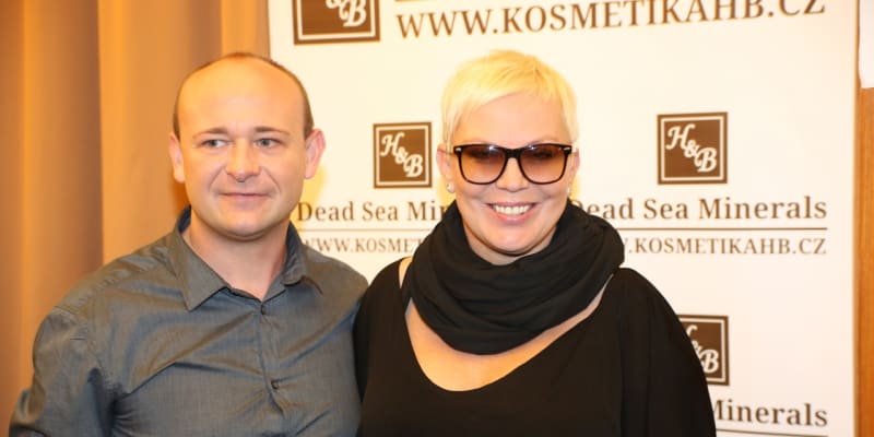 Kateřina Kornová s organizátorem Muže roku Davidem Novotným