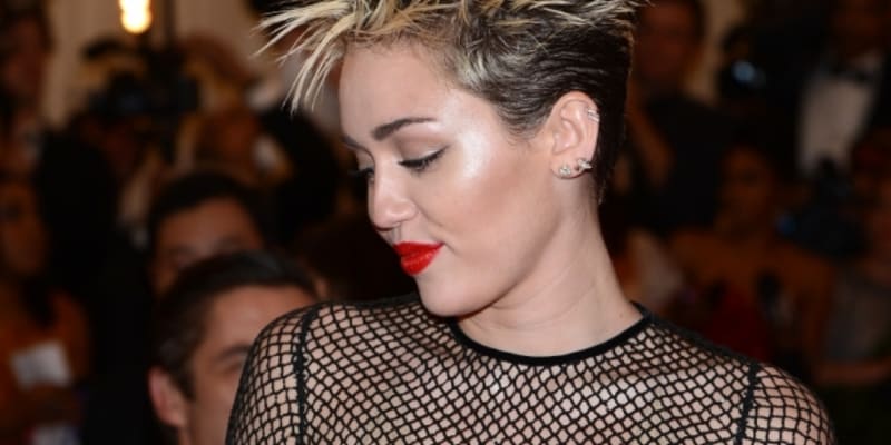 Miley Cyrus se proslavila jako seriálová zpevačka Hannah Montana, teď už jí stačí jen provokovat
