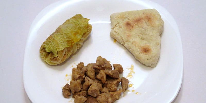 Holubka (plněná kapusta, rýže, mleté maso), pražené maso a lokša
