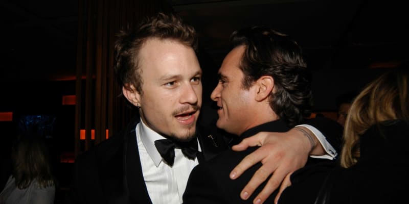 Heath Ledger s hercem Joaquinem Phoenixem, jehož bratr River umřel na předávkování v náručí Johnyho Deppa