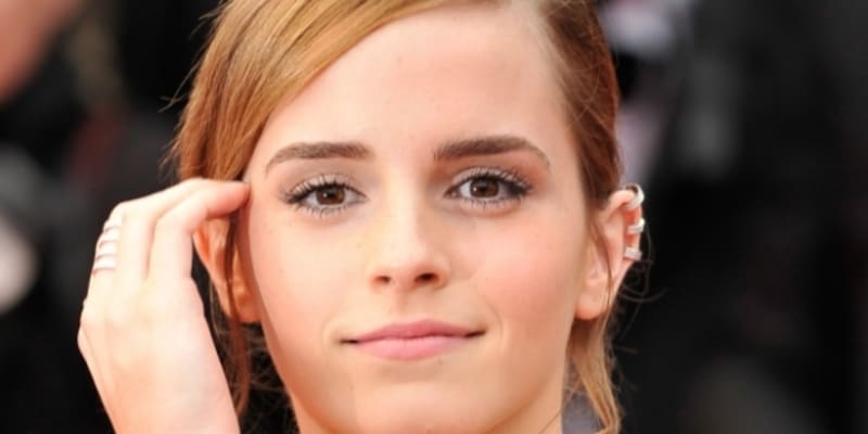 Emma Watson si ozdobila ucho třemi naušnicemi