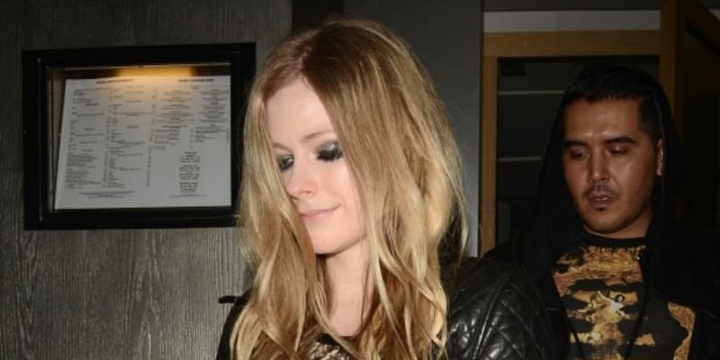 Je Avril Lavigne (28) skutečně těhotná?