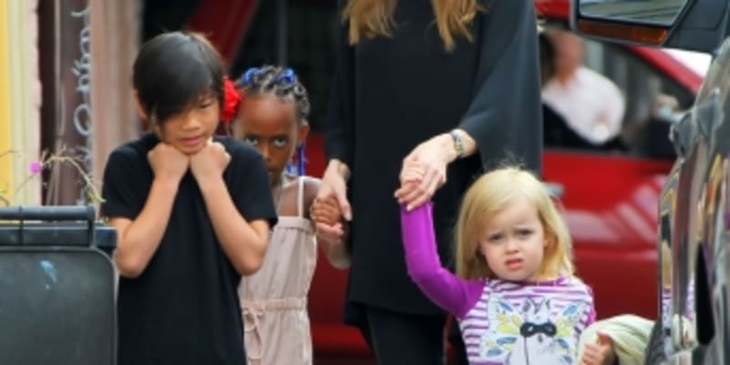 Angelina Jolie s dětmi: Paxem Thienem, Zaharaou a Vivienne