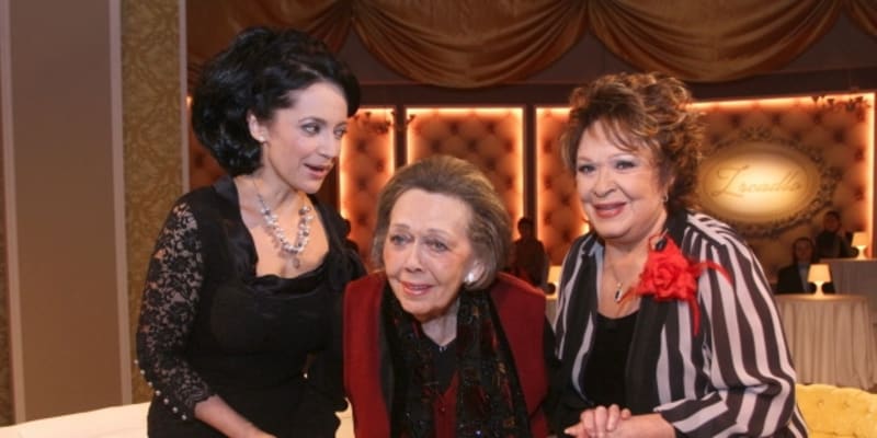 Jiřina Jirásková s Lucií Bílou a Jiřinou Bohdalovou v pořadu Zrcadlo tvého života