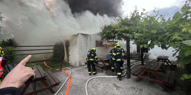 Pražští hasiči zasahují u rozsáhlého požáru střelnice v Sedleci.