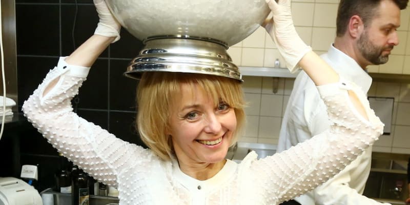 Valentýnské vaření proběhlo v profi kuchyni restaurace Avantgard. Veronika Žilková přináší chlazené krevety.