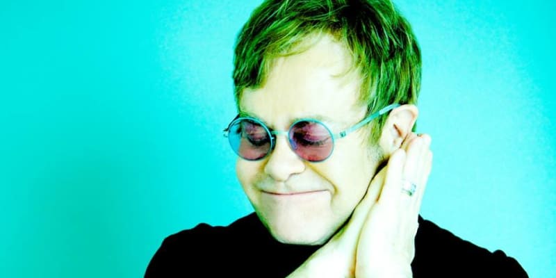 Zpěvák Elton John se nebojí ani extravagantnějších snímků