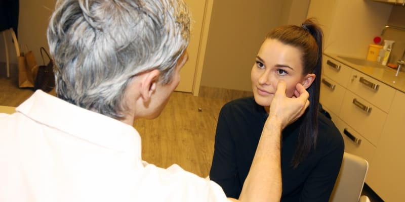 Modelka Nikol Švantnerová podstoupila v klinice Romana Kufy plasmaterapii.