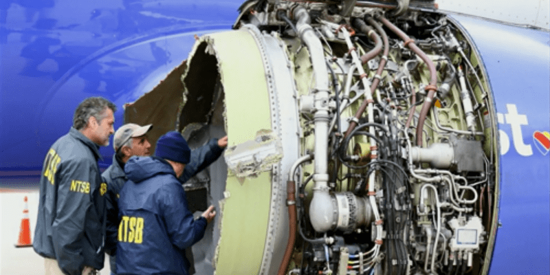 Poškozený motor Boeingu 737 společnosti Southwest Airlines