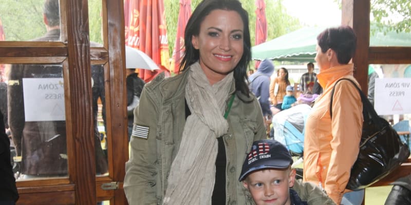 Gábina Partyšová a její syn Kristián, díky kterému se Anička Menzelová naučila plavat