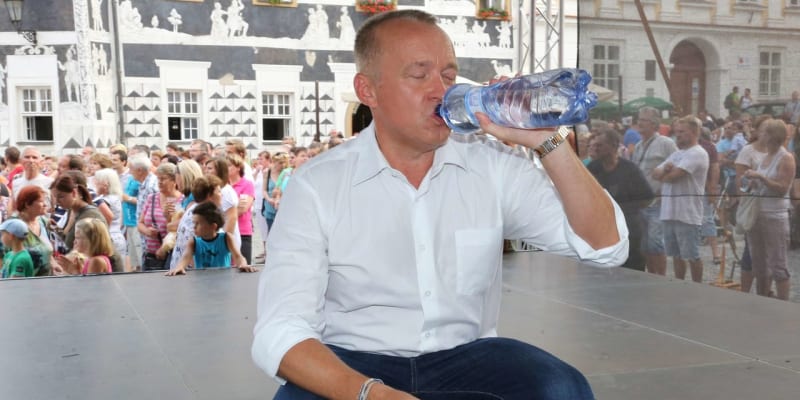 Celou sobotu bylo horko, a tak moderátor Karel Voříšek doplňoval pravidelně tekutiny