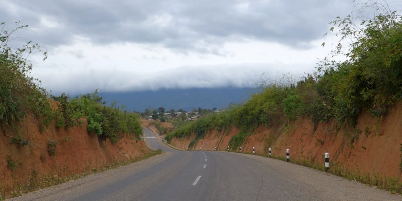 Cesta ubíhala rychle, silnice byla v dobrém stavu. Laos