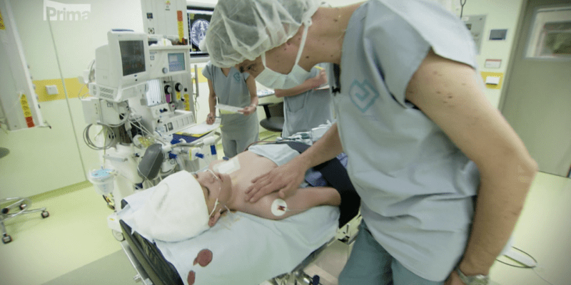 Malý pacient se probouzí po náročné operaci